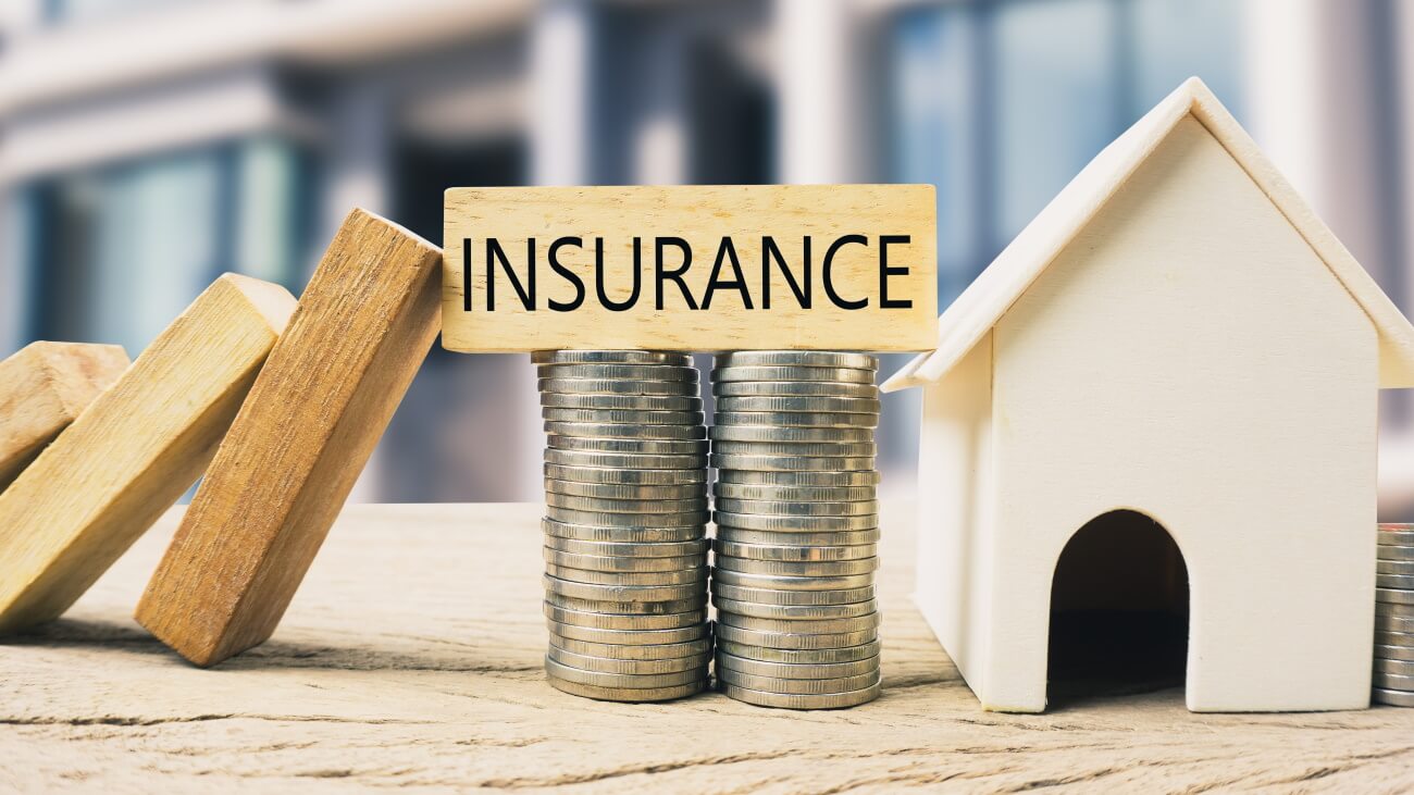 Visual representation of insurance protecting home